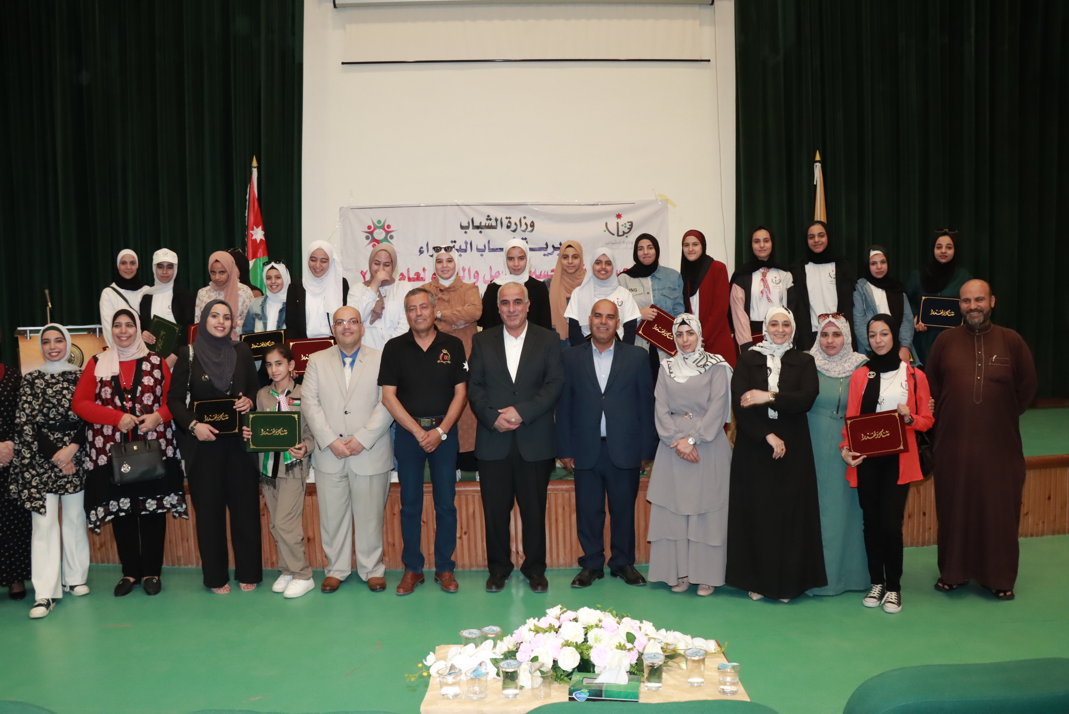 رئيس جامعة الحسين بن طلال يرعى حفل تخريج المشاركات في معسكرات الحسين للعمل والبناء.